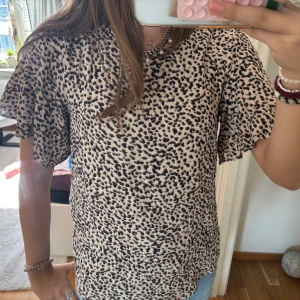 leopard topp med volang - jättefin topp från HM! storlek M men passar även s!