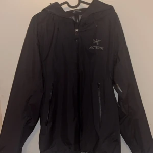 Arc'teryx Beta LT - Säljer en svart vindjacka Arc'teryx Beta LT, Inga skador och knappt använd.  Strl L