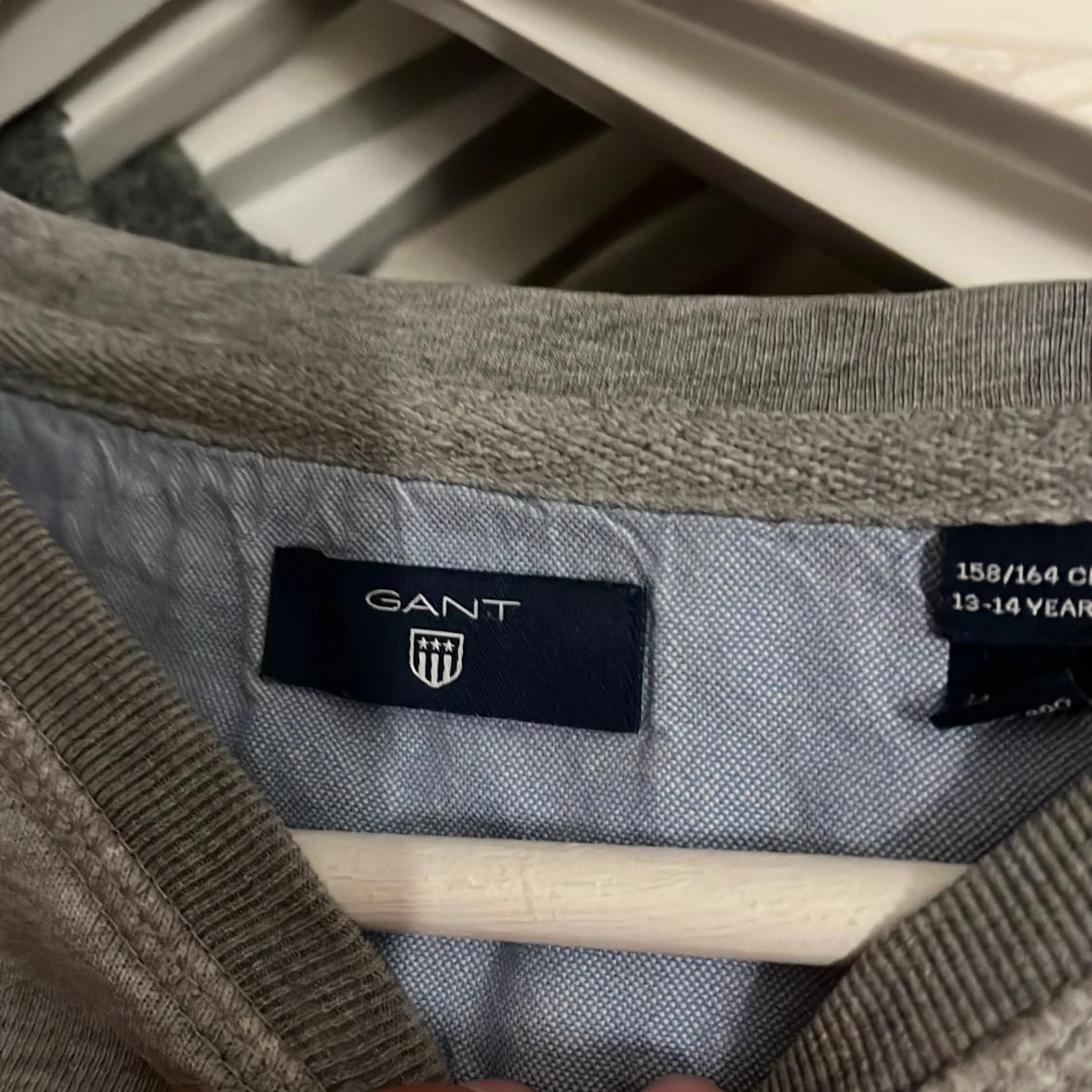 Grå sweatshirt från GANT - 1