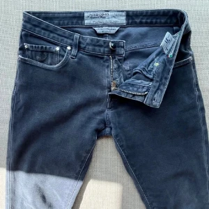 Jacob Cohen jeans - Snygga mörkgrå jeans från Jacob Cohen med klassisk femficksdesign och dragkedja. Byxorna har en stilren look och passar perfekt för en avslappnad stil. Storlek 30. Jeansen är i superfint skick och inga defekter alls!