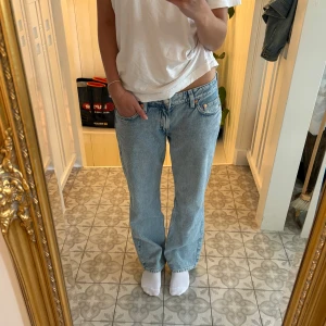 Raka jeans - Weekday arrow low jeans! Rak/straight passform, lågmidjade, ljusblå!💖