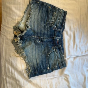 Lågmidjade jeans shorts - Säljer ett par lågmidjade jeans shorts ifrån hm. Köpt sommaren 2022 men är sparsamt använda. Storlek 34