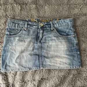 Lågmidjad jeanskjol - Superfin köpt på Vinted inga fel eller defekter, säljer vidare då den var för stor för mig. Strl M. 