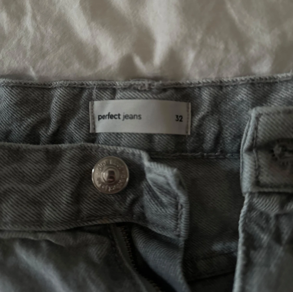 Ljusgrå jeans från GinaTricot  - 1