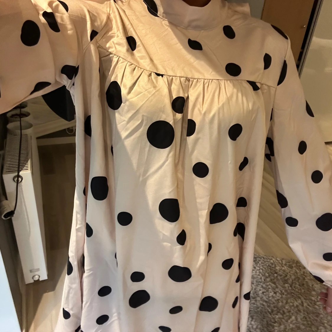 Prickig kortklänning med rosett i ryggen - 1