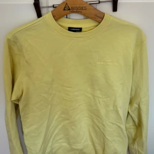 Gul sweatshirt från J.Lindeberg, storlek S - Säljer en sweatshirt i ljusgul färg från J.Lindeberg. Tröjan är i mycket bra skick, sparsamt använd. Nypris runt 1 100 kr på NK för några år sen. Storlek S, tts.