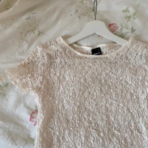 Vit spetsblus med kort ärm - Så fin spetstopp från Gina! Aldrig blivit använd av mig så den är i nyskick🫶🌸