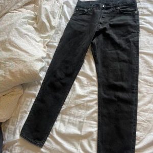 Svarta jeansbyxor från weekday  - Storlek 31/32. Använder inte längre