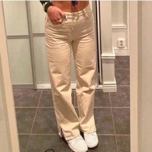 Beiga raka jeans från NA-KD - Ett par beige NAKD jeans med högmidja och slits längst nere. Fint skick och storlek 36, 100% bomull🫶