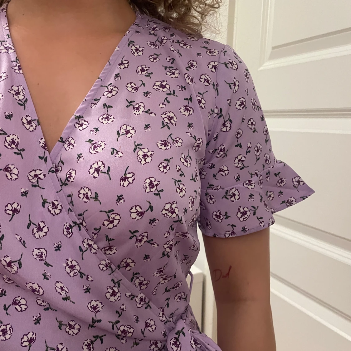 Ljuslila omlottklänning med blommigt mönster - 3