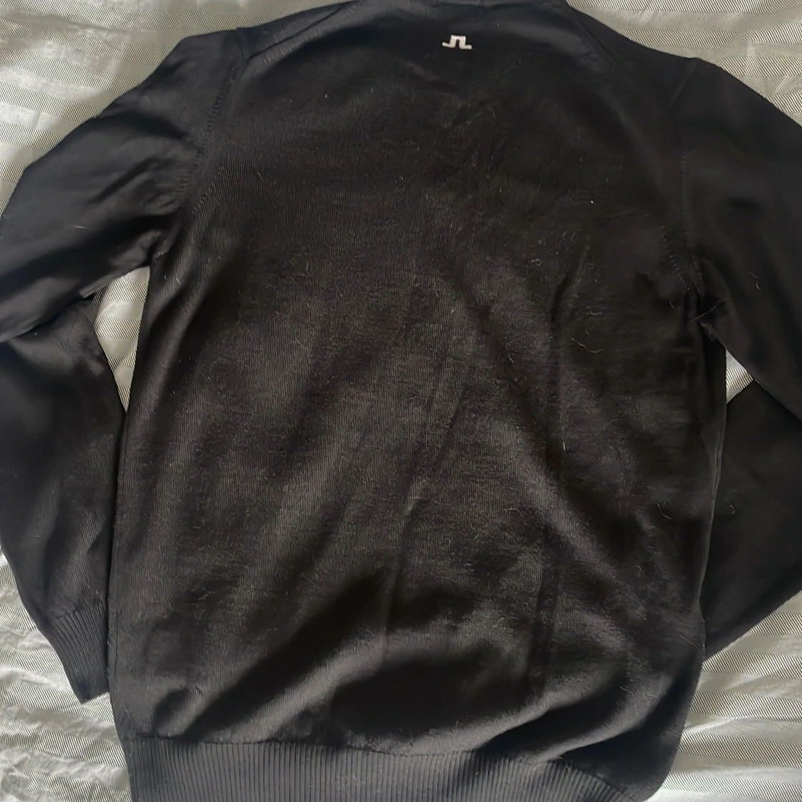 Svart v-ringad tröja från J.Lindeberg - 1