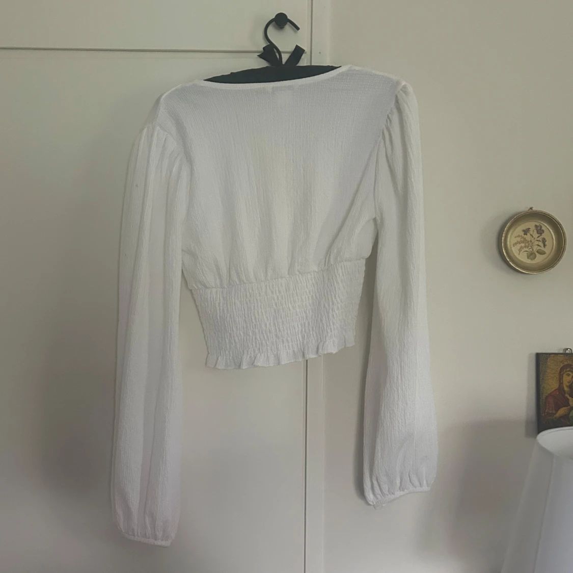 Vit blus med pärlemorknappar - 1