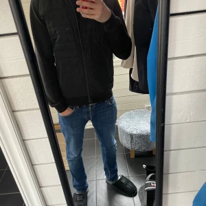 Massimo Dutti cardigan  - Säljer nu denna ur feta Massimo dutti cardiganen, modellen är 183 cm lång och den är lite för liten. Skick 9/10