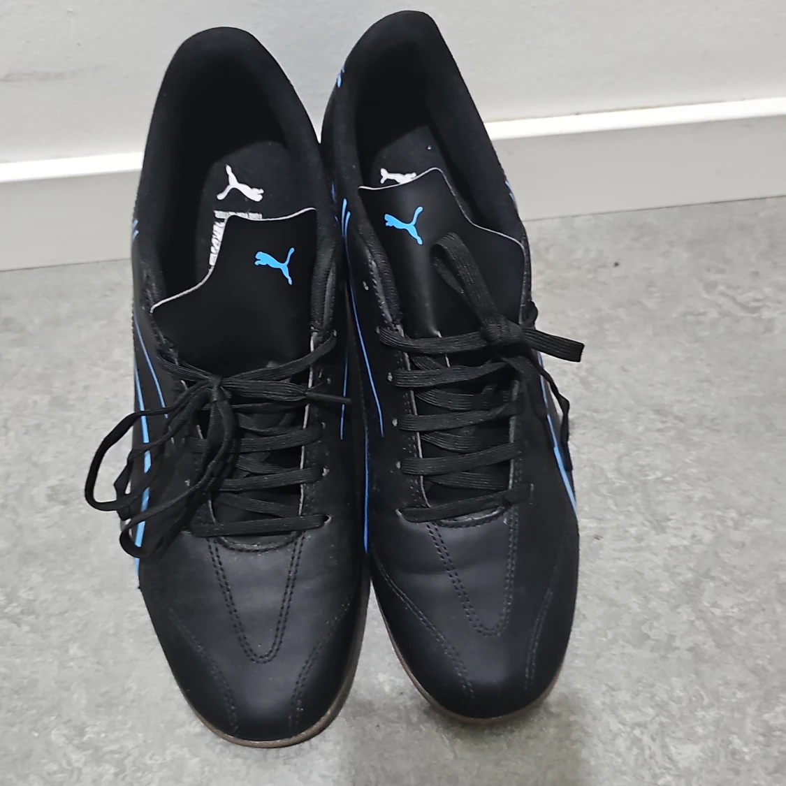 Svarta fotbollsskor från Puma med blå detaljer - 1