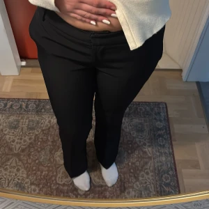 Svarta kostymbyxor - Säljer dessa svarta kostymbyxor från Bikbok i modellen Vera petite. Dem är helt nya, säljer då de är för korta för mig.💕