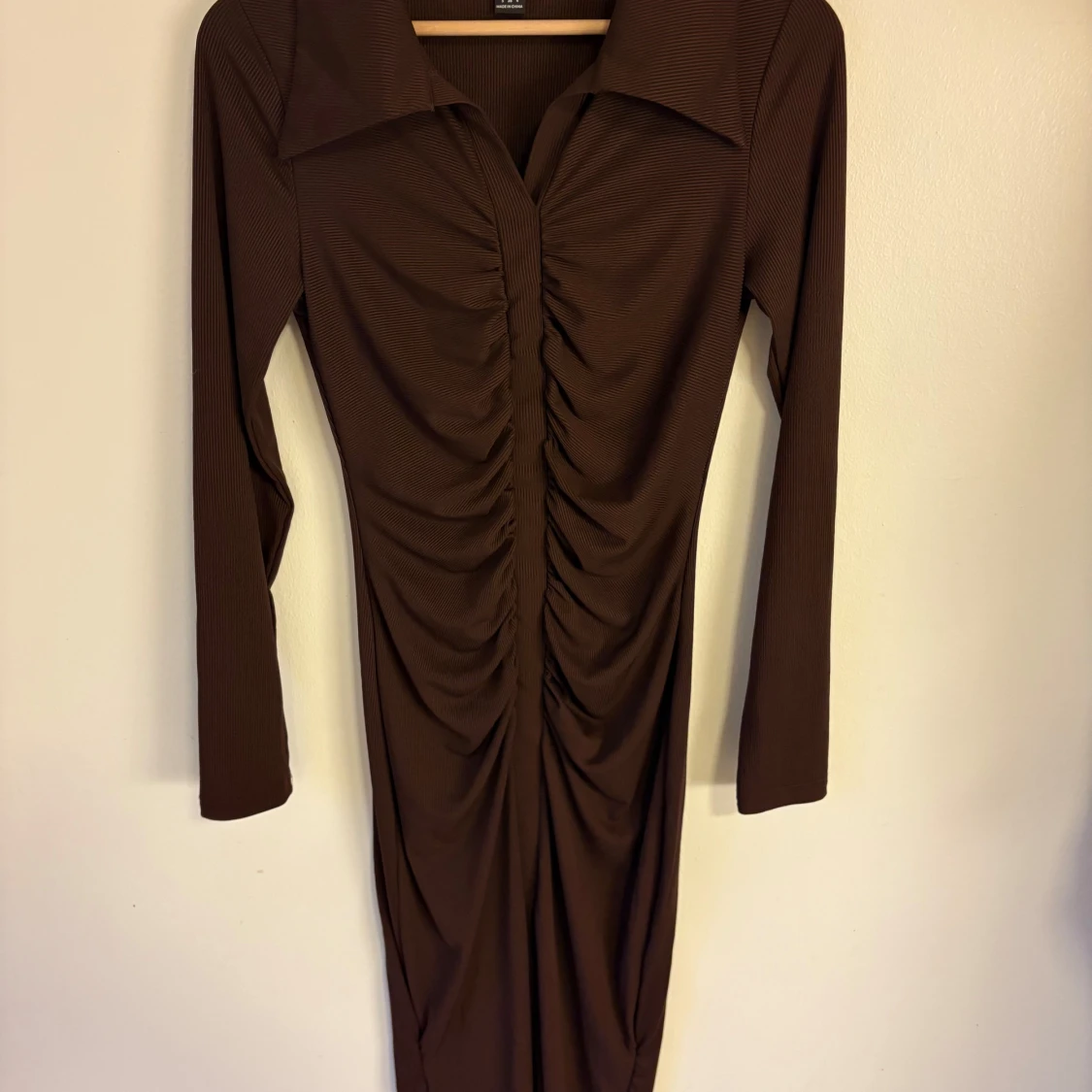 Brun ribbad långärmad klänning från SHEIN