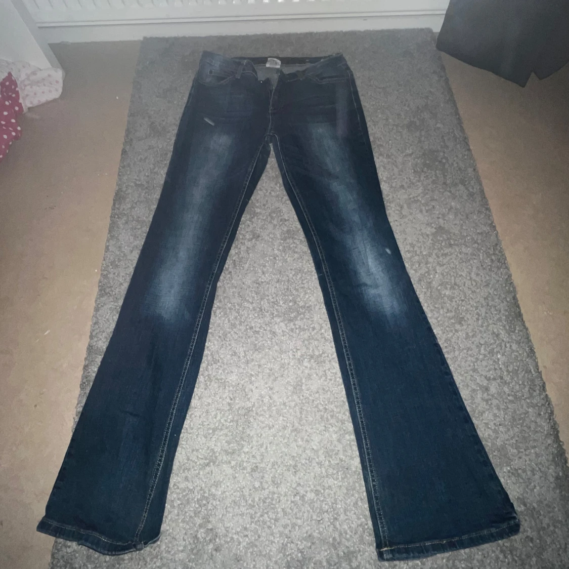 Mörk Blåa bootcut jeans från Honey Blue