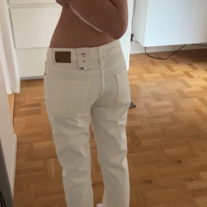 Vita jeans - Säljer ett par vita jeans från lager 157 med låg midja och lite flared ben. Snyggt läderpatch bak i midjan. Perfekta för en fräsch outfit ! Lappar kvar , säljer pga att det inte passa som jag ville💕💕