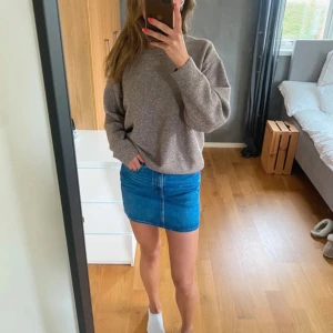 Blå jeanskjol från Levi’s - Säljer en klassisk blå mini jeanskjol från Levi’s. Den är i en typisk blå jeansfärg och sitter super fint, lagom längd för en mini kjol :) inte för lång och inte för kort. Aldrig använd pga har en likadan men i storlek 26 som sitter bättre, lappen är dock ej kvar☺️ Storek 25 (sitter som en 36/S) Nypris 849kr