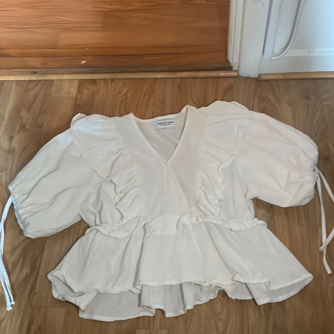 Vit blus med volang från Design by Amor