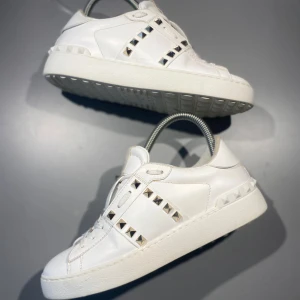 Valentino skor - Hej! Säljer nu mina skor från märket Valentino, storlek 37.5 bra skick, givetvis äkta. Tveka inte på att höra av dig om du har frågor eller funderingar kring skorna! 