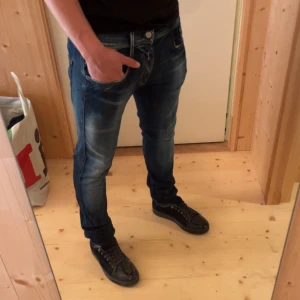 Replay Hyperflex blå jeans - Säljer ett par riktigt feta jeans från replay i modellen anbass hyperflex. Har tagit bort lappar. Skriv om du har några frågor eller funderingar!!