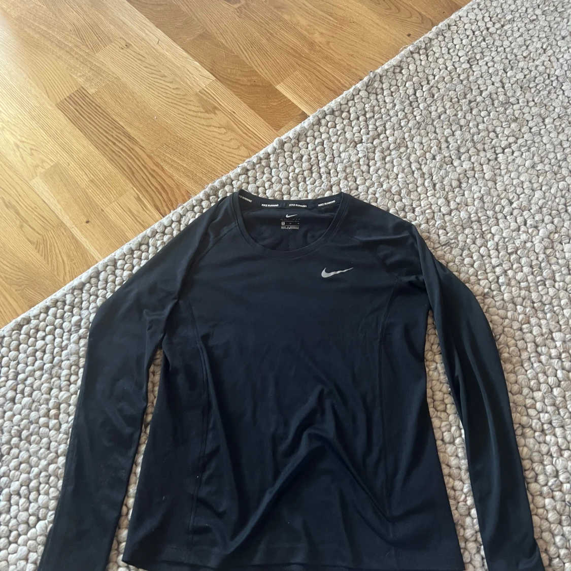 Svart långärmad träningströja från Nike