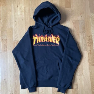 Thrasher Hoodie - As fet thrasher hoodie som jag nu säljer då ja inte använder den längre. Den är i bra skick men lite nopprig. ‼️skicka gärna prisförslag‼️