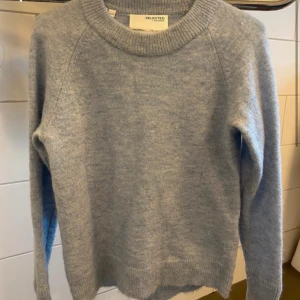 Ljusblå stickad tröja från Selected Femme - Helt ny stickad tröja från selected Femme. Använd 2 gånger och säljer då den inte kommer till användning. Supersnygg till sommaren i storlek S. Nypris 599🩷skriv priv för fler bilder på