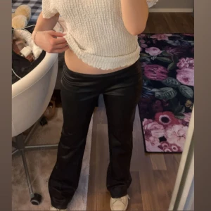 Skinnbyxor från ONLY - Säljer dessa populära snygga skinnbyxor från Only, är använda fåtal gånger men har inga ”defekter”. Skriv om funderingar, priset kan diskuteras💕💕