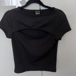 Svart tröja , Gina Tricot  - Använd en gång . Storlek M liten i storleken passar S