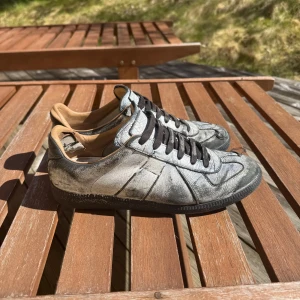 Maison Margiela Gats - Säljer min Gats jag haft i några månader eftersom jag är sugen på något nytt. Skicket på skorna är bra förutom att sömmarna gått upp lite längst fram (inget man tänker på). Det är meningen att skorna ska slitas så den svarta färgen är ”naturlig”. 