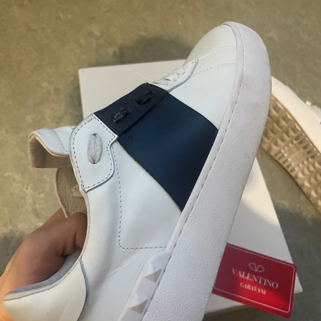 Valentino Garavani vita sneakers med mörkblå detalj - 2