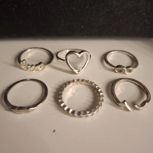 Set med 6 silverringar - Säljer ett set med 6 stilrena ringar. En med 'love'-text, en med en oändlighetssymbol, samt tre andra unika mönster. Perfekt för att mixa och matcha efter humör och stil. Pris kan diskuteras❤️🫶 (Rymdes inre med alla på enskilds bilder)