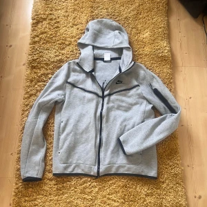 Nike Tech Hoodie - Grå nike tech, köpt 2023 men använd bara några gånger, inga slitage eller defekter, Storlek M