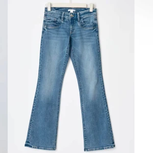 Scandi low jeans Gina  - Säljer dessa slutsålda jätte lågmidjade och fin färgade jeans från Gina i storlek M. Älskar verkligen de är 168 och de passar perfekt i längden, brukar dock ha 34 i deras jeans så de e lite stora, skulle passa en 36-38 perfekr!!! Har eticketen frf kvar❤️