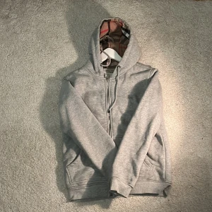 Burberry hoodie - Säljer denna feta hoodien från Burberry|       Mkt bra skick 8-9/10🌟Storleken är S men KAN passa större| Skriv vid minsta fråga🤝