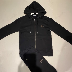 Les Deux tracksuit - Les deux tracksuit i mycket bra skick, inga hål eller andra defekter. Säljer då jag inte använder den längre. Båda plaggen är storlek M.