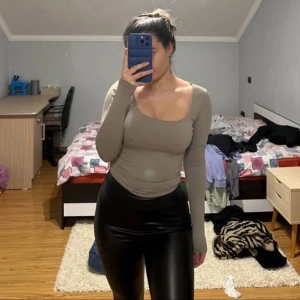 Beige långärmad topp  - Säljer en beige långärmad topp med snygg, djup fyrkantig ringning. Helt ny