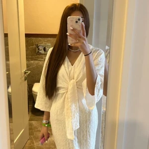 Vit långklänning med knyt framtill - Helt ny aldrig använd, säljer pga fick den i present och är inte i min stil