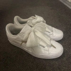 Vita sneakers från Puma med breda snören 37 - Säljer ett par helvita Puma sneakers. Dom är fräscha och sparsamt använda storlek 37 