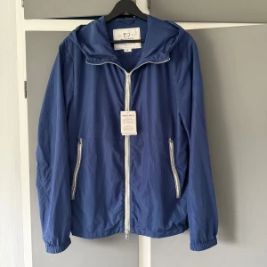 Woolrich windbreaker - Woolrich windbreaker i perfekt skick (NY MED PRISLAPP)! Tunn och snygg perfekt till våren/sommaren. Storlek M! Hör av er😍