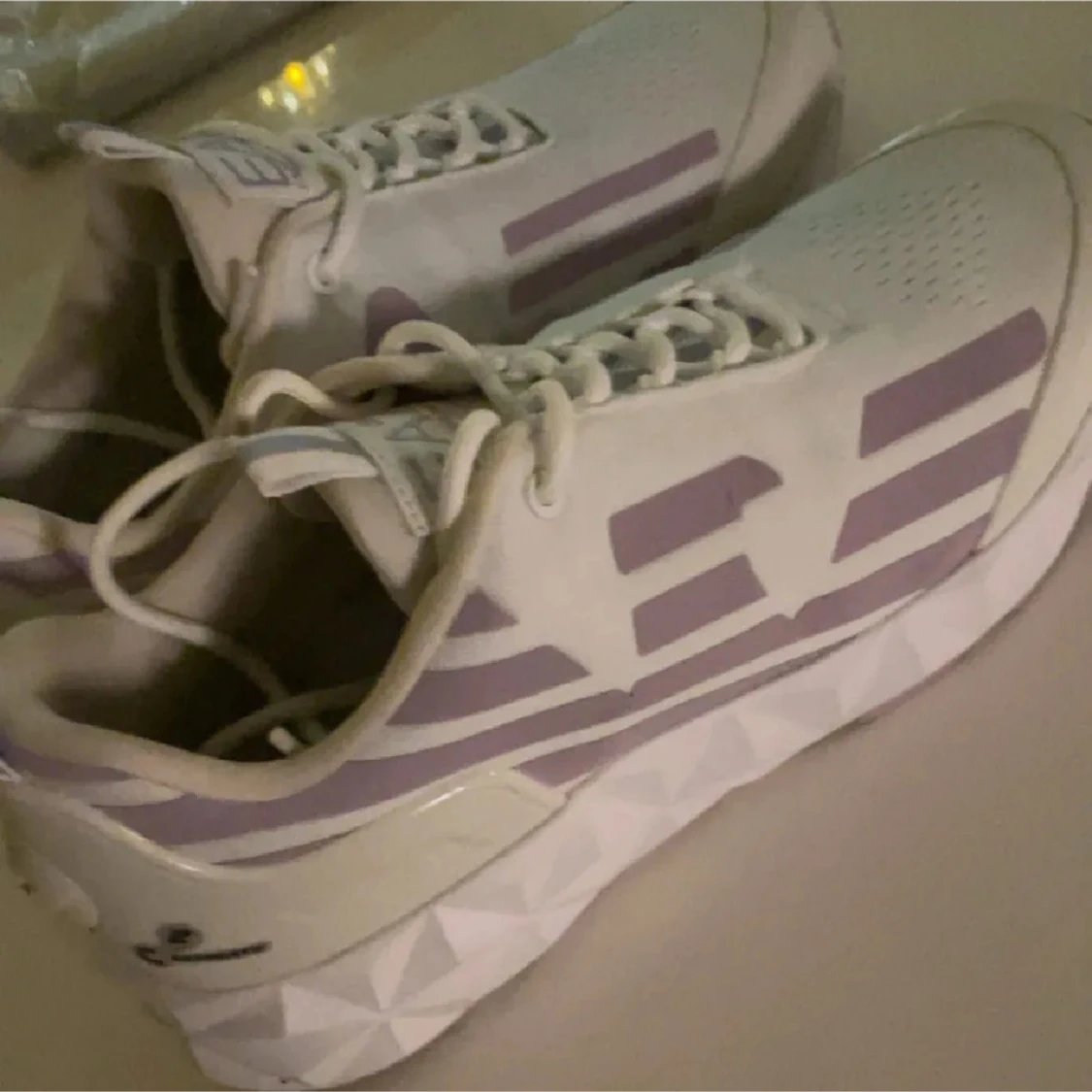 Vita och lila sneakers från EA7