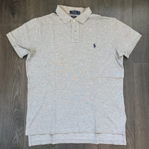Ralph Lauren piké grå - En riktigt fin Ralph Lauren piké som är i väldigt bra skick! Märke • Ralph Lauren Skick • 9/10 Storlek • M Modell • Ralph Lauren piké Färg • Grå Frakt • skickas samma dag eller dagen efter köp Skriv gärna för mer information!