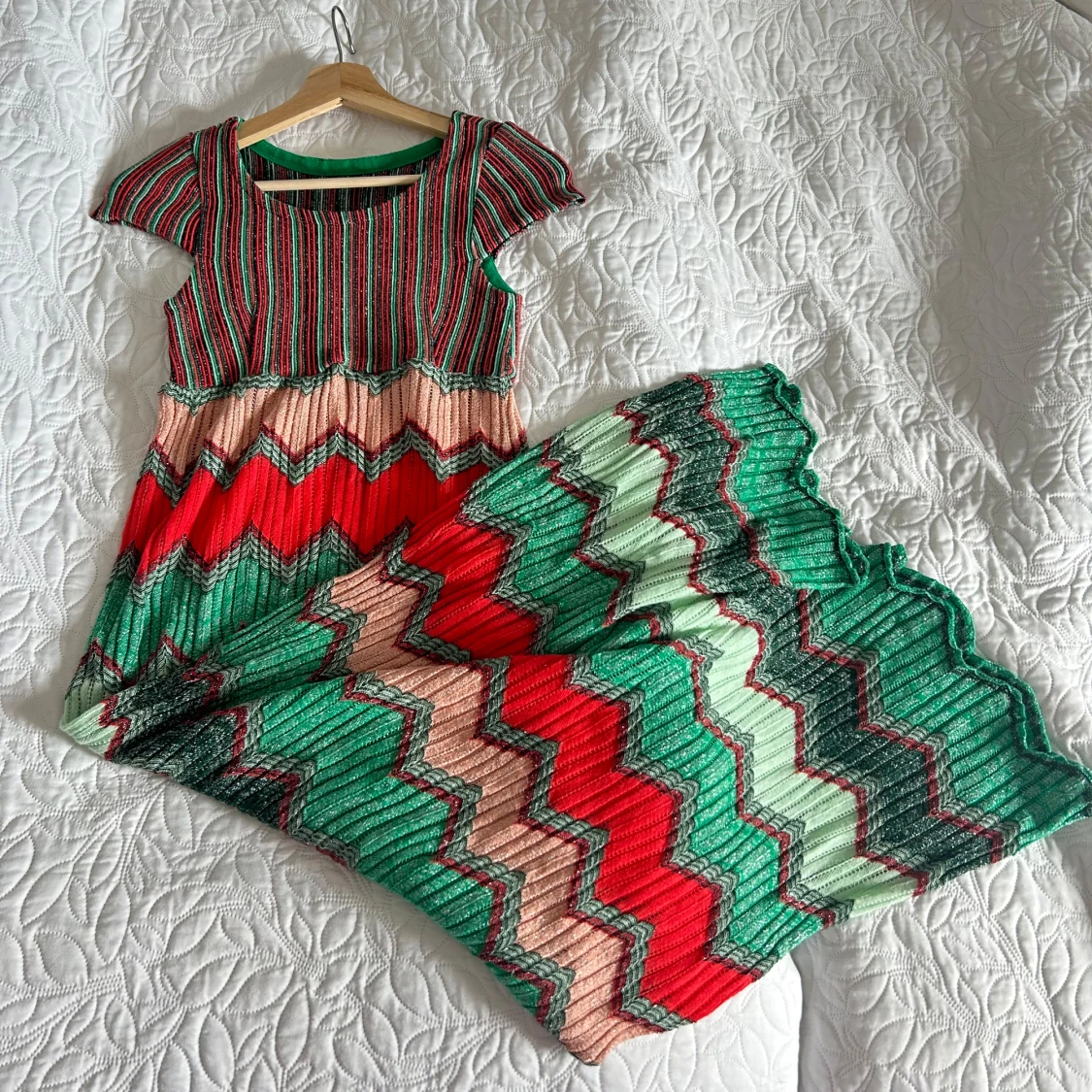 Färgglad långklänning med zigzag-mönster - 4