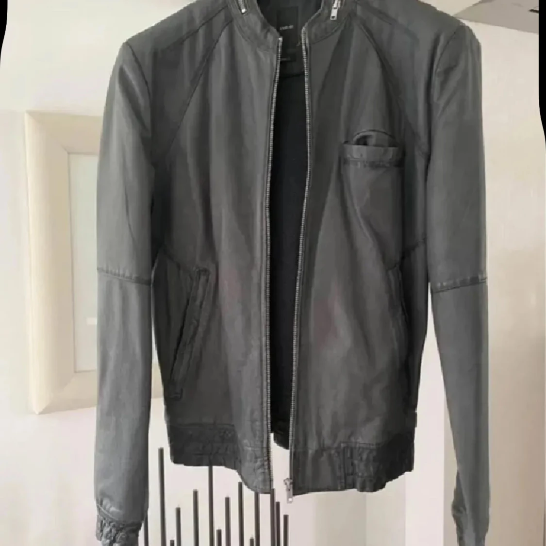 Grå skinnjacka från Emilio - 4