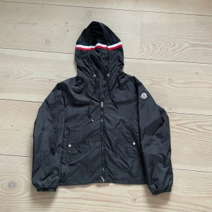 Moncler Windbreaker - Tja, säljer denna feta Moncler windbreaker i storlek 1/S. Skannar självklart. Den har inga defekter förutom lite små smutsig, vilket går bort med vatten. Perfekt inför sommaren. Hör av er vid frågor eller funderingar! Titta gärna in några av mina andra moncler jackor jag har ute!