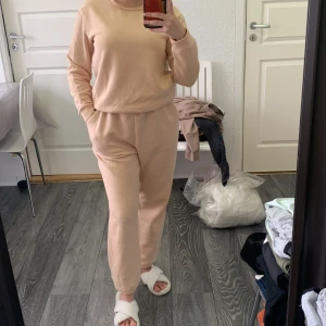 Beiga mjukisbyxor från SHEIN - Säljer ett par beiga mjukisbyxor från SHEIN i storlek S. Byxorna har en normal passform med resår i midjan och raka ben. Perfekta för en avslappnad stil och supermjuka mot huden.