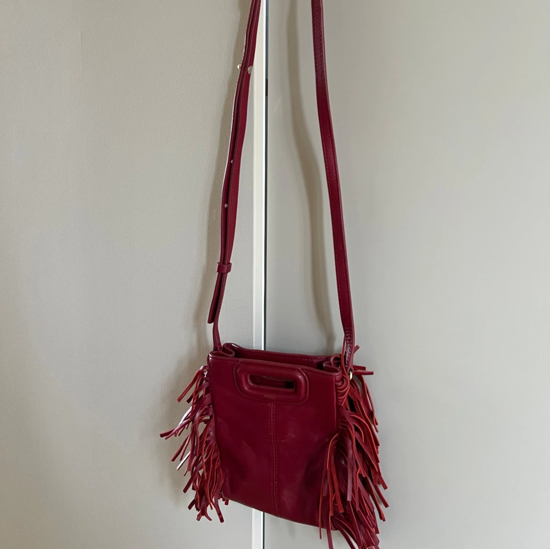 Vinröd Maje väska