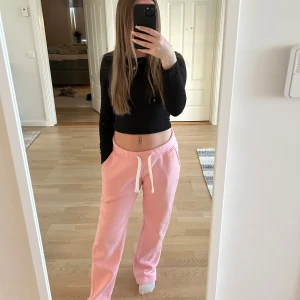 Russemerch byxor - Säljer dessa fina rosa Russemerch mjukisbyxor!🩷 De är strl S och de är lite stora på mig som är ungefär 160cm lång. Fint skick😊 Nypris 500kr